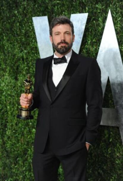 Ben Affleck llega a la fiesta de 'Vanity Fair' con su 'oscar' por 'Argo' en la mano.