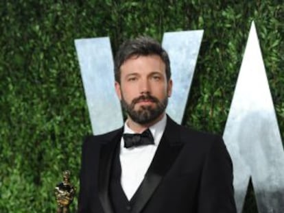 Ben Affleck llega a la fiesta de 'Vanity Fair' con su 'oscar' por 'Argo' en la mano.