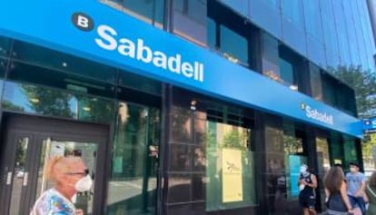 Una oficina del Banco Sabadell en Madrid (España).e