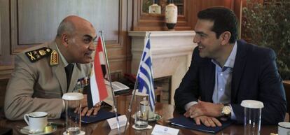 El primer ministro griego, Alexis Tsipras y el ministro de Defensa egipcio, el general Sedki Sobhi Sayed, en Atenas. 