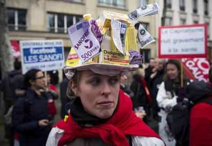 Empleados de la farmac&eacute;utica Sanofi, en una manifestaci&oacute;n contra los despidos masivos de la empresa ante el Ministerio de Empleo en Par&iacute;s, Francia.