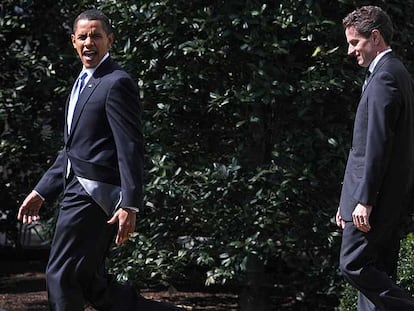 Barack Obama y Timothy Geithner pasean por los jardines de  la Casa Blanca el pasado miércoles.