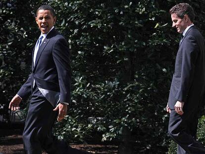 Barack Obama y Timothy Geithner pasean por los jardines de la Casa Blanca el pasado miércoles.