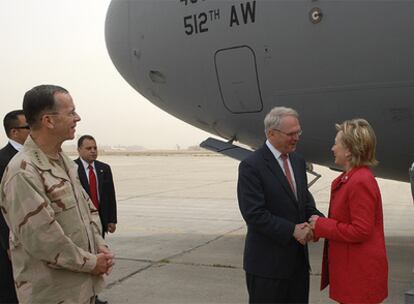 La secretaria de Estado estadounidense, Hillary Clinton, saluda al embajador de EE UU Chris Hill al su llegada a Irak en visita sorpresa