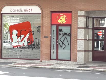 Sede de IU en San Andrés del Rabanedo (León) con pintadas nazis, en una imagen del pasado verano facilitada por la formación política.