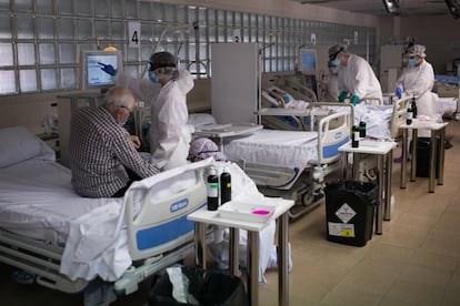 El personal sanitario atiende a los ingresados por covid-19 en la sala de diálisis del hospital Clínic.