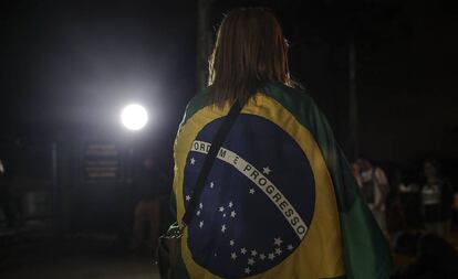 Uma manifestante em frente à Superintendência da Polícia Federal em Curitiba no dia da prisão do ex-presidente Lula.