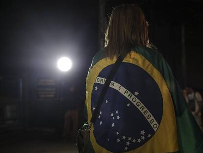 Uma manifestante em frente à Superintendência da Polícia Federal em Curitiba no dia da prisão do ex-presidente Lula.