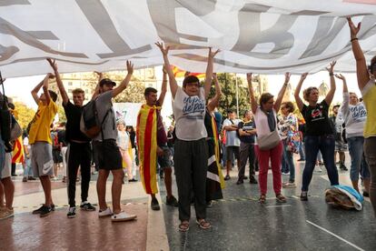 Un grupo de personas sostiene una pancarta durante la concentración.