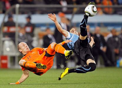 Martín Cáceres controla el balón ante el holandés Arjen Robben.