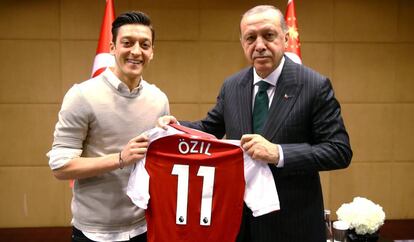 A foto de Özil e Erdogan, tirada no último dia 13 de abril, em Londres, que gerou a polêmica.