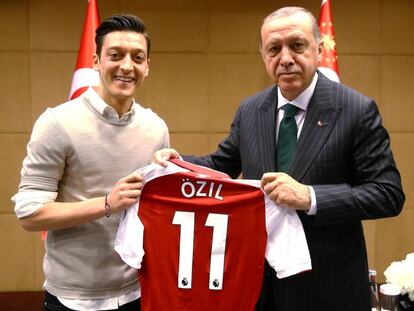 A foto de Özil e Erdogan, tirada no último dia 13 de abril, em Londres, que gerou a polêmica.