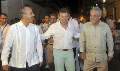 De izquierda a derecha, los presidentes de México, Felipe Calderón; Colombia, Juan Manuel Santos; y Chile, Sebastián Piñera, este jueves en Cartagena de Indias.
