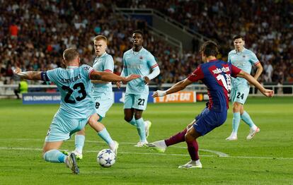 Joao Félix anotando frente al Amberes en la Champions League