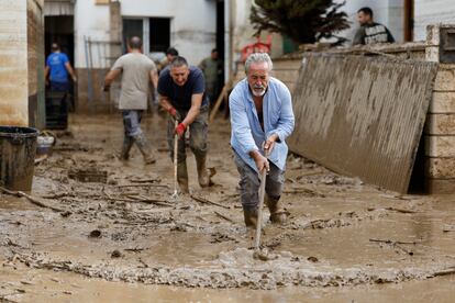 BENAMARGOSA (MÁLAGA), 14/11/2024.- Labores de limpieza en la localidad malagueña de Benamargosa, este jueves, tras las fuertes lluvias. La dana sobre el sur y extremo oriental del país, con cuantiosos daños en las últimas horas, rescates y vías cortadas por inundaciones, como en Málaga -ya sin riesgo- empieza a remitir pero el temporal azotará aún hoy a Andalucía, que está en alerta naranja (riesgo importante), así como a Valencia, aunque solo hasta media mañana. EFE/ Jorge Zapata
