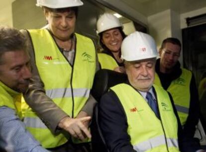 El presidente de la Junta, Jos&eacute; Antonio Gri&ntilde;&aacute;n, en la cabina de uno de los trenes del metro de M&aacute;laga, tras anunciar la fecha de las elecciones andaluzas.
