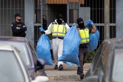 Agentes de la Policía Nacional incautan material, este viernes en la barriada de Las Tres Mil Viviendas de Sevilla