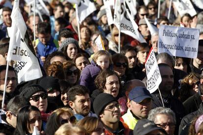 Miles de personas con discapacidad protestan contra los recortes del Gobierno en la víspera del Día Internacional de la Discapacidad