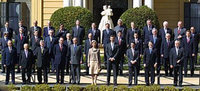 Cumbre de la UE en Barcelona: foto de grupo de jefes de Estado y de Gobierno de la UE y de los trece países candidatos. En el centro, los Reyes y el Príncipe Felipe.