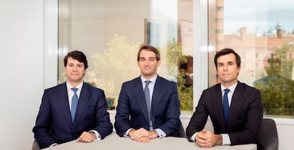 De izquierda a derecha, Constantino Sotelo, Íñigo Bilbao y Pablo Goizueta, equipo de gestión de Lynx Renovables Iberia.