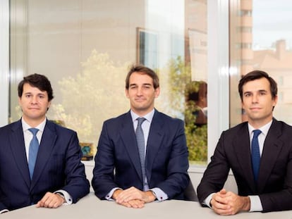 De izquierda a derecha, Constantino Sotelo, Íñigo Bilbao y Pablo Goizueta, equipo de gestión de Lynx Renovables Iberia.