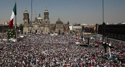 Seguidores de L&oacute;pez Obrador en el Z&oacute;calo de M&eacute;xico DF.