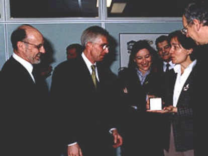 Javier Benedicto, en el centro, entre Antonio Rodota, director general de la ESA, y Loyola de Palacio, vicepresidenta de la CE.