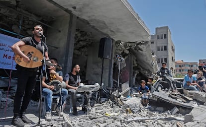 Los miembros de la banda palestina 'Dawaween', actuan frente a los escomrbros de un edifio destruido recientemente en uno de los ataques aéreis israelíes, durante una protesta musical para boicotear el Festival de Eurovisión, que este año se celebra en Tel Aviv (Israel).