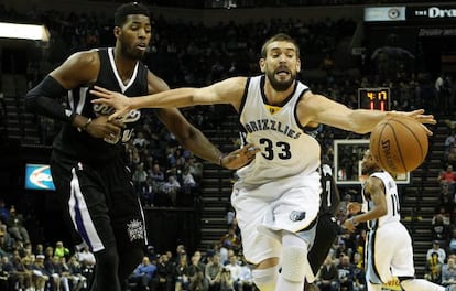 Marc Gasol, davant Jason Thompson.