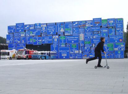 Fachada cubierta de señales, en el pabellón dedicado al desplazamiento por carretera del Museo del Transporte, en Lucerna, proyectado por los arquitectos suizos Annete Gigon y Mike Guyer.