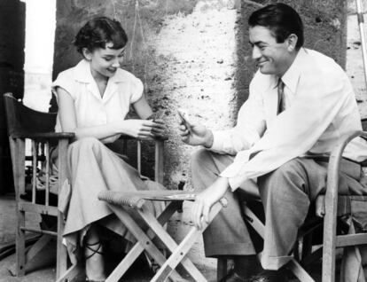 En 1953 se estrenó la película 'Vacaciones en Roma', dirigida por William Wyler. Fue su primera producción en Hollywood y por su interpretación en ella recibió su primer y único Oscar. En la imagen Audrey Hepburn y Gregory Peck juegan a las cartas durante el rodaje.