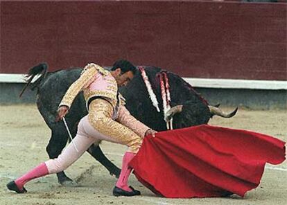 El Cid, con <i>Guitarrero,</i> toro que dio la vuelta al ruedo en Las Ventas en mayo del año pasado.