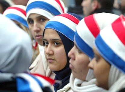 Mujeres musulmanas, con los colores de la bandera francesa, se manifiestan contra la prohibición del velo en los colegios.