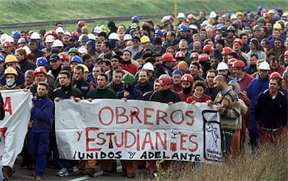 Un trabajador dispara con un tirachinas durante la protesta de ayer.
Trabajadores de astilleros, durante la manifestación de ayer en Cádiz.