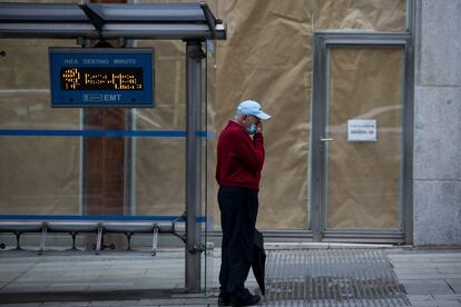 Un hombre espera al autobús en la Gran Vía de Madrid, el 25 de septiembre.