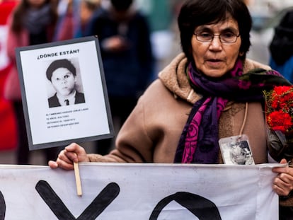 La madre de un desaparecido durante la dictadura de Augusto Pinochet, en una manifestación en Osorno para conmemorar el 45 aniversario del golpe de Estado en Chile.