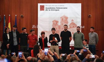 El grupo Zoo, tras recibir la medalla, con la presidenta de la Acadèmia, Verònica  Cantó (centro) y la ministra de Ciencia, Diana Morant (izquierda de la imagen).