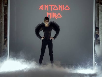 Una modelo de Antonio Miró en la pasarela 080 Barcelona Fashion de 2019.