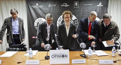 Margarita Salas (centro), durante su participación en la mesa redonda organizada por el Círculo Cívico de Opinión, sobre el estado de la investigación en España, celebrado en el Círculo de Bellas Artes de Madrid en 2013.