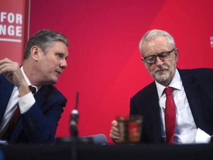 Keir Starmer, a la izquierda, habla con Jeremy Corbyn el pasado 6 de diciembre durante la campaña electoral.