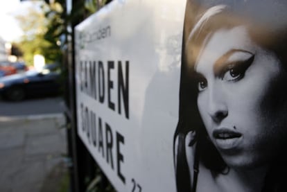 Las placas de las calles cercanas a la casa de Amy Winehouse, convertidas en tributos a la cantante.