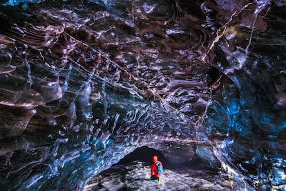 Cueva de hielo en el glaciar Vatnajökull, en Islandia.