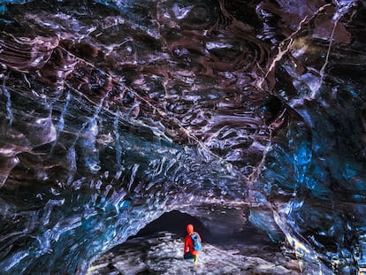 Cueva de hielo en el glaciar Vatnajökull, en Islandia.