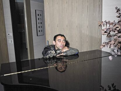 Nicola Formichetti, director creativo de Diesel, fotografiado en exclusiva para ICON en su habitación del Park Hyatt de Tokio.