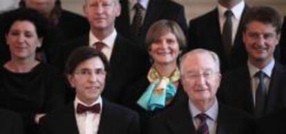 El nuevo primer ministro belga, Elio Di Rupo, y el rey de los belgas, Alberto II, posan para la foto de familia del nuevo Gobierno, en el castillo Laeken/Laken de Bruselas