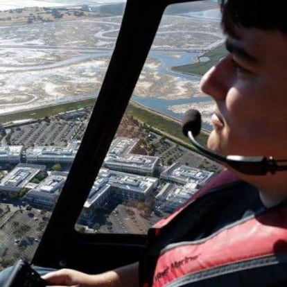 Luckey sobrevolando la sede de Facebook.