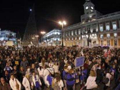 Manifestación en contra de los recortes en sanidad ayer en la Puerta del Sol de Madrid.