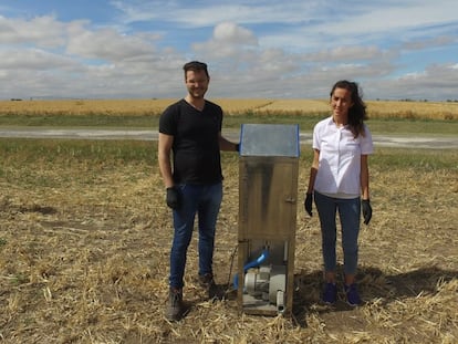 Manuel Hadad, ingeniero químico, y Mariela Seehaus, investigadora del INTA en Paraná, con el detector de plaguicidas AR-PUF.