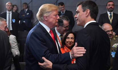 Trump y Sánchez en la cumbre de la OTAN el miércoles.
