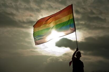 La bandera arcoiris ondea durante el desfile del Orgullo Gay celebrado en San Salvador (El Salvador), el 28 de junio de 2014.